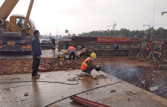 嚴(yán)抓復(fù)工后的疫情防控工作。圖為2020年2月24日樟樹(shù)葛玄路臺(tái)埠中橋便道鋼便橋施工現(xiàn)場(chǎng)